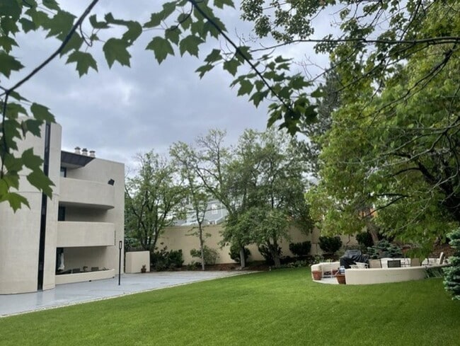 Building Photo - Two Bedroom Condo Available In Downtown Boulder