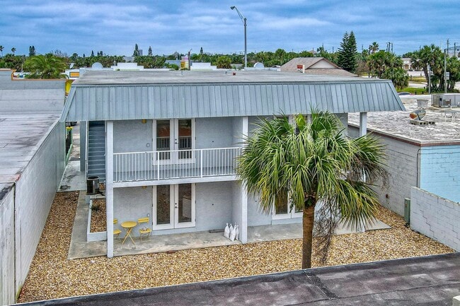 Building Photo - AVAILABLE MARCH 15TH 2026 -Downtown Flagler Beach Furnished 3 bedroom 1 bath!