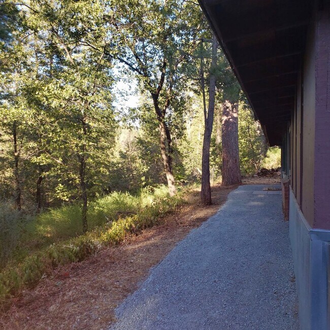 Building Photo - 20940 Pine Ln