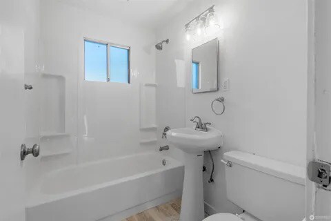 Building Photo - 911 E 52nd St