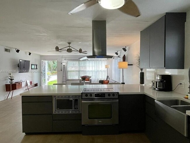 Building Photo - 1143 Lincoln St