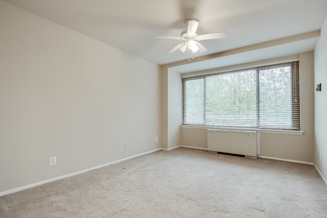 Building Photo - 1210 N Taft St