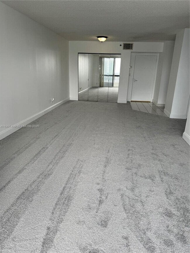 Building Photo - 3600 Mystic Pointe Dr