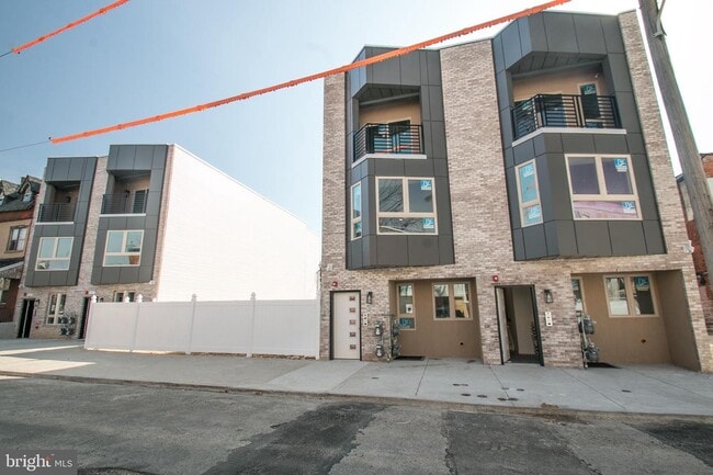 Building Photo - 13 Farson St