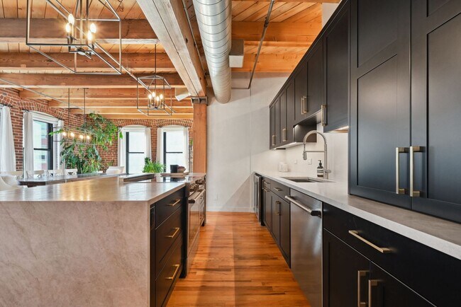 Building Photo - Luxurious Corner 2 BR/ 2 BA Franklin Loft ...