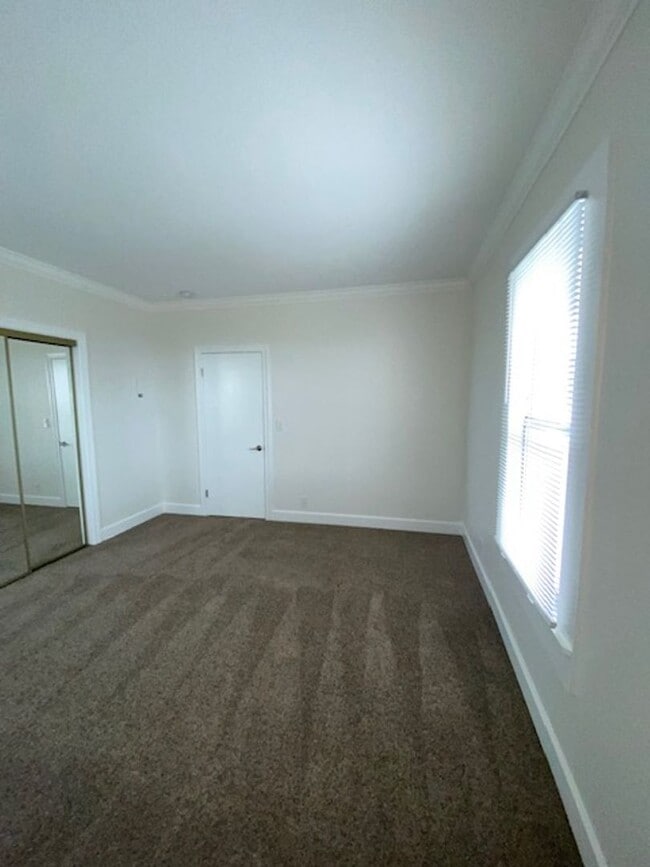 Building Photo - Laine Hill Condominiums