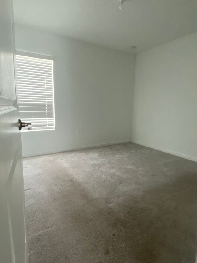 Building Photo - 3 BED 2 BATH SINGLE STORY 3/2 HOME.