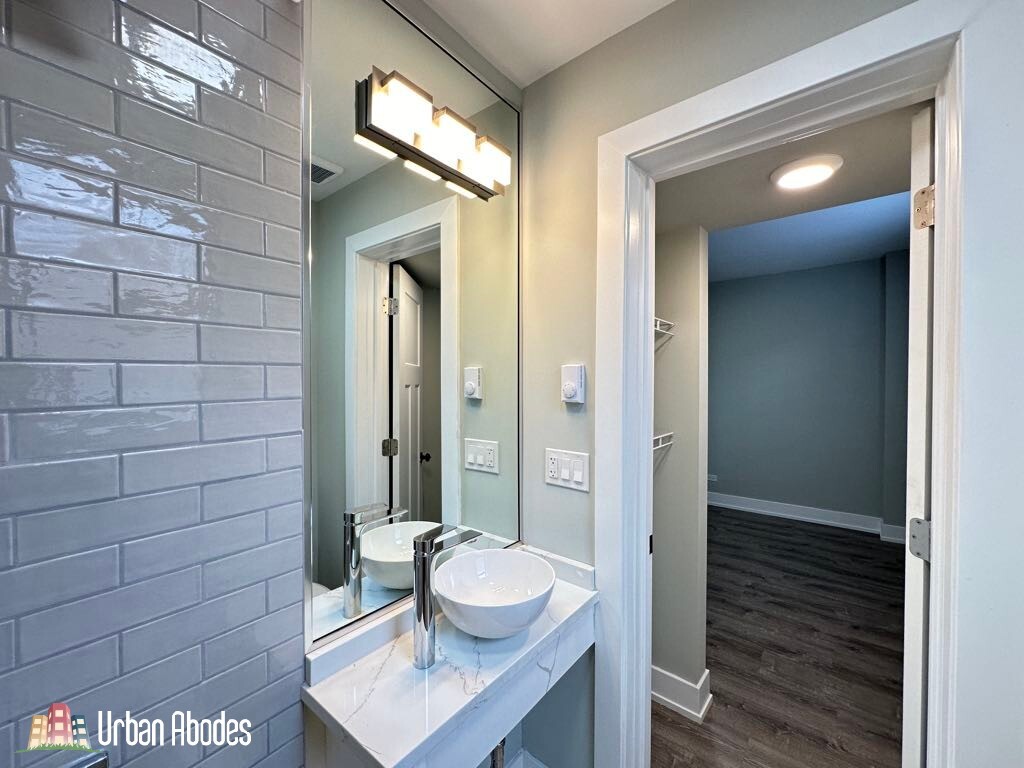 Building Photo - 501 W Belmont Ave