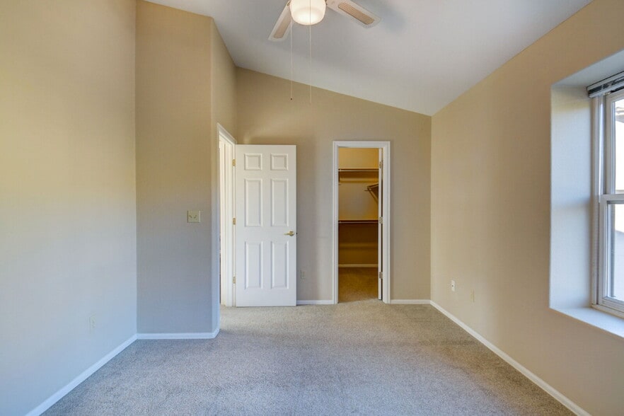 Building Photo - Updated 2-Bed Townhome in Ptarmigan Valley...