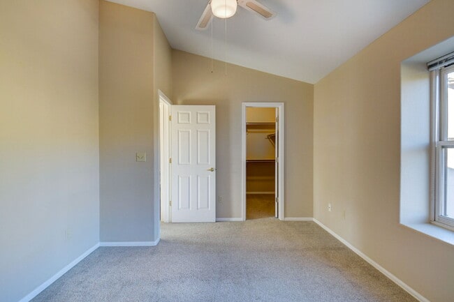 Building Photo - Updated 2-Bed Townhome in Ptarmigan Valley...