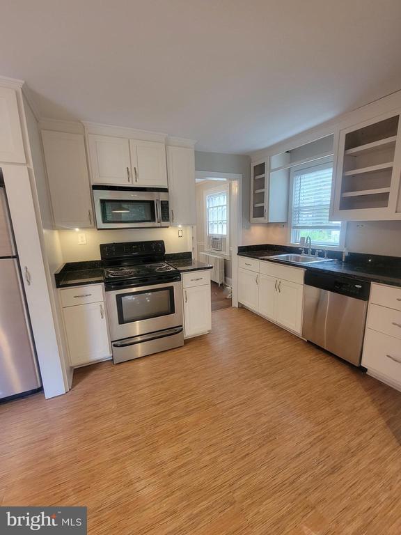 Building Photo - 905 Evergreen Ave