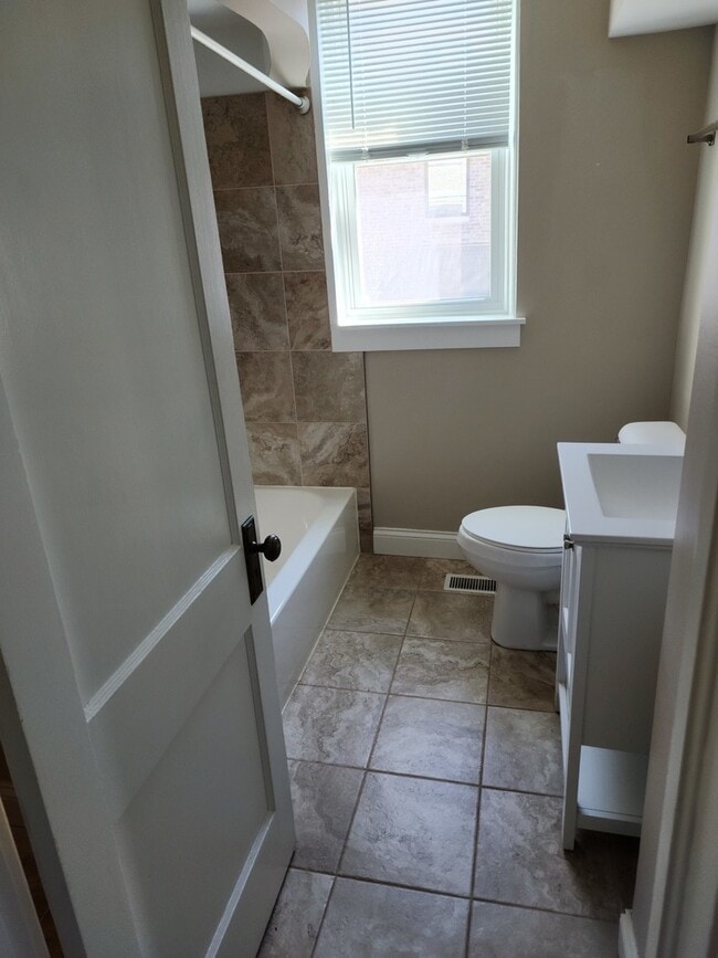 Building Photo - 5808 N Navarre Ave