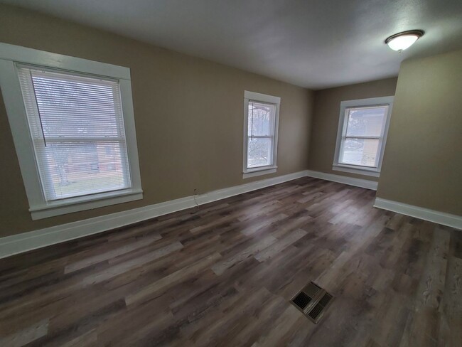 Building Photo - COMING SOON!! 506 Denver- large 3 bed house! **PETS OK**