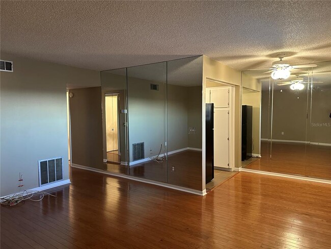 Building Photo - 209 NE Lincoln Cir N