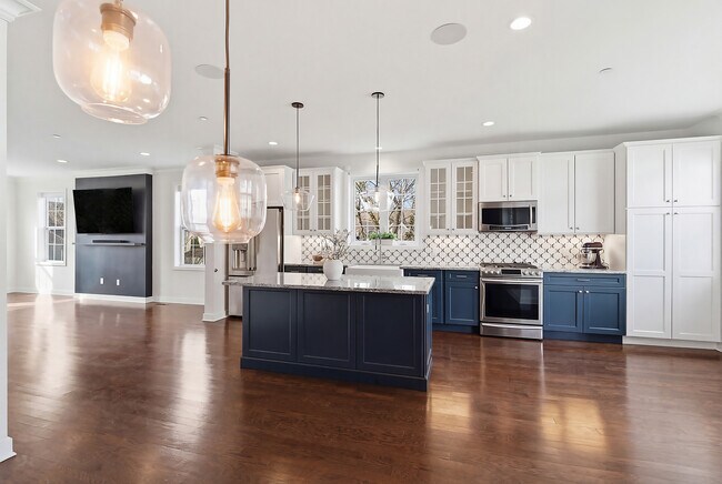 Building Photo - 26 River St