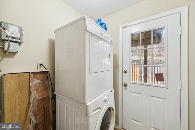 Building Photo - 16250 Taconic Cir