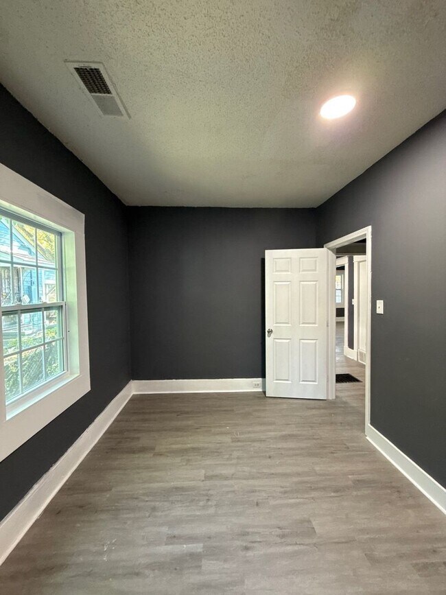 Building Photo - Fully Renovated Home in Binghampton – Section 8 Welcome!