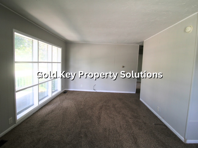 Building Photo - Cute 2 bed 1 bath Home For Rent W/ Detached Garage (SECTION 8 APPROVED)