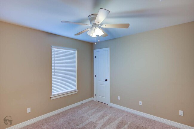 Building Photo - 421 Jordan Dr