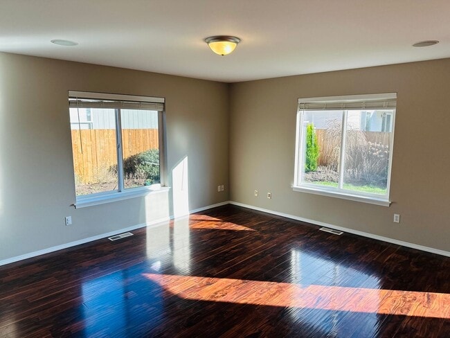 Building Photo - Charming Updated Property in Amazing Neighborhood