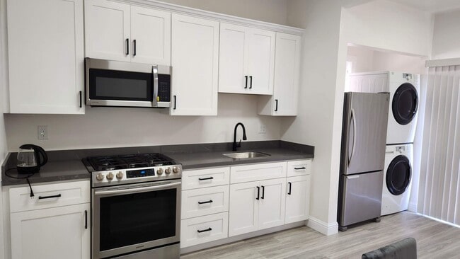 Building Photo - College Ave Apartment for Rent