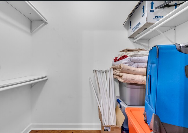 Building Photo - Beautiful 4-bedroom, 2.5-bath riverfront home