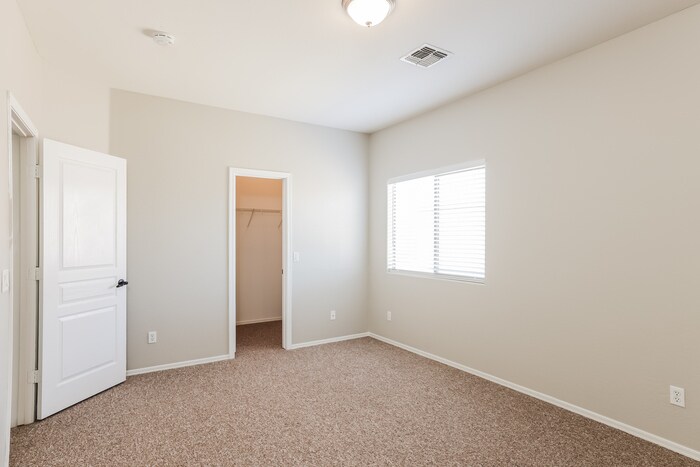 Building Photo - 41202 N Parker Ln