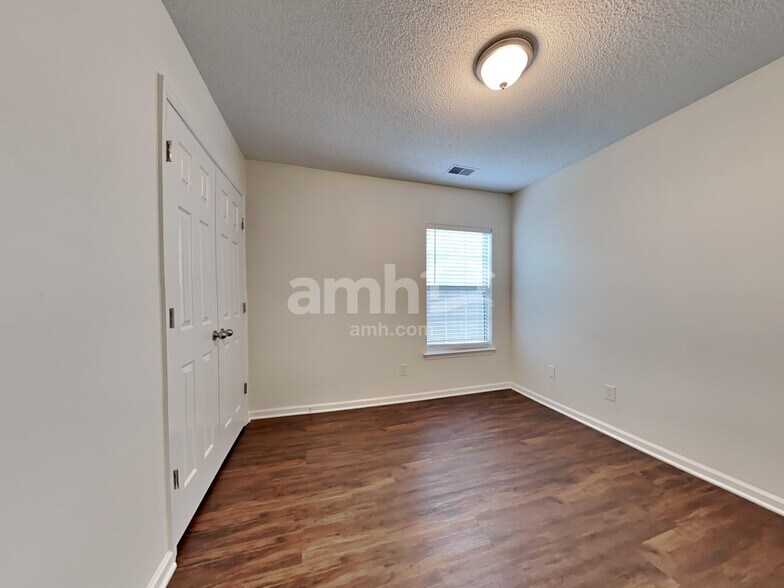Building Photo - 114 Blue Jasmine Ln
