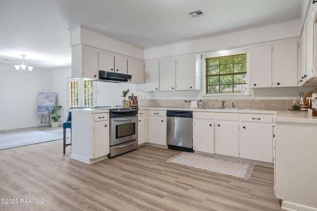 Building Photo - 3 bed, 2 bath brick-on-slab on Johnston Street