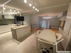 Building Photo - Amazing two bedroom, pool, parking, amazing kitchen, dining and living room