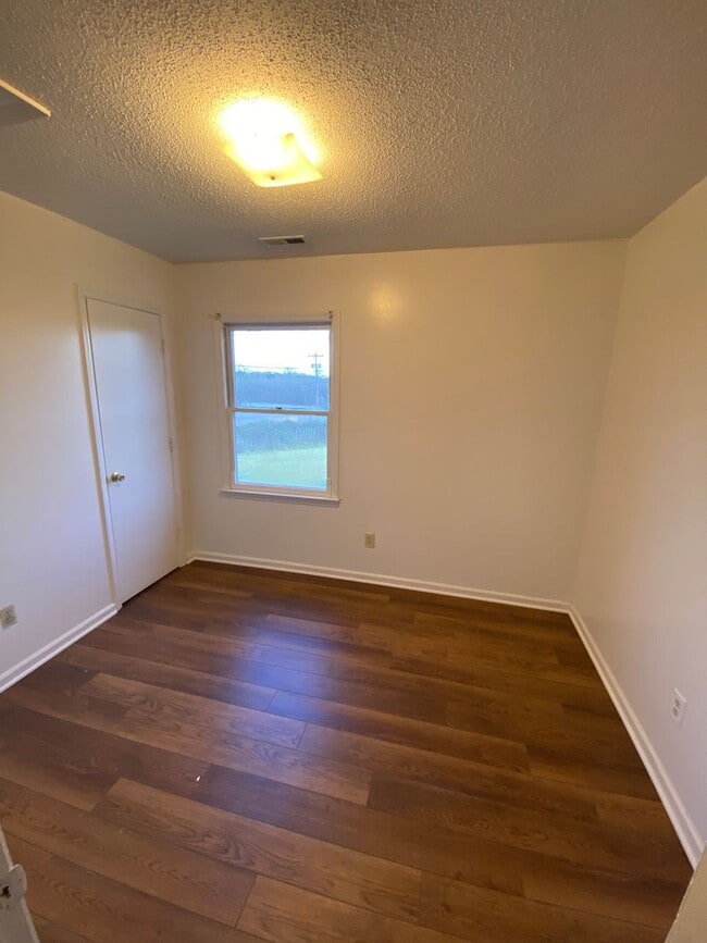 Building Photo - 1142 Airport Rd