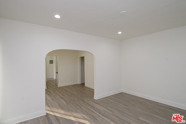 Building Photo - 1142 Mullen Ave