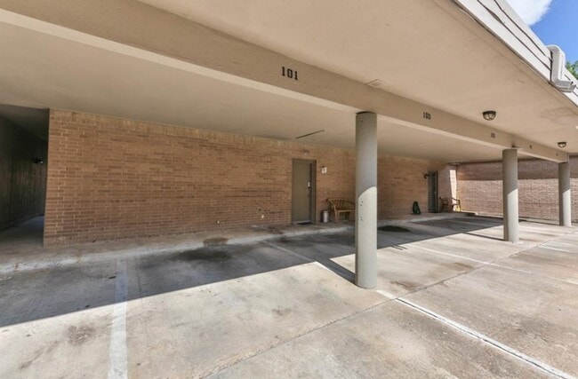 Building Photo - 10811 Richmond Ave