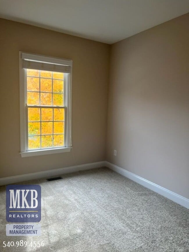 Building Photo - Spacious 3 Bedroom/ 2.5 Bath Home