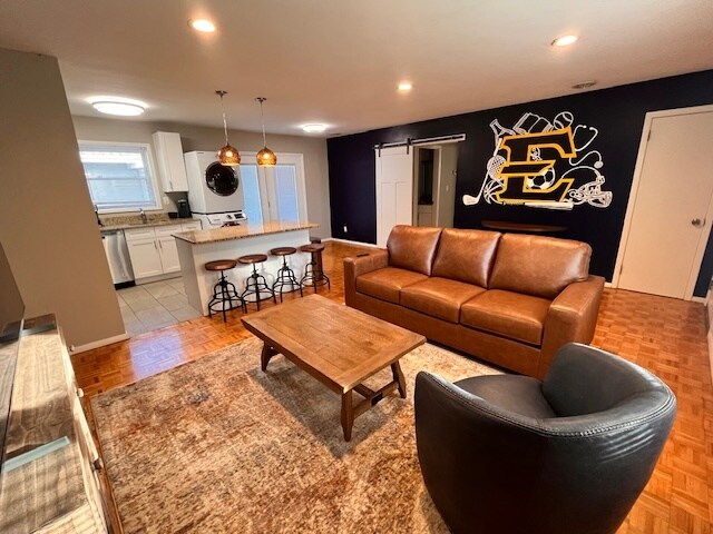 Building Photo - 833 W Maple St