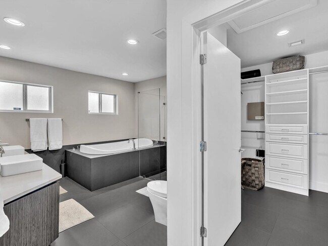 Building Photo - 1640 NE 43rd St