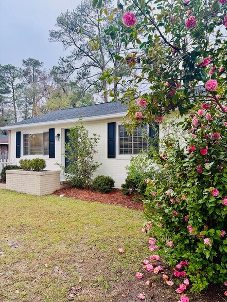 Building Photo - 3221 York Dr