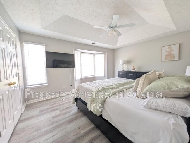 Building Photo - 5690 Hampton Ct