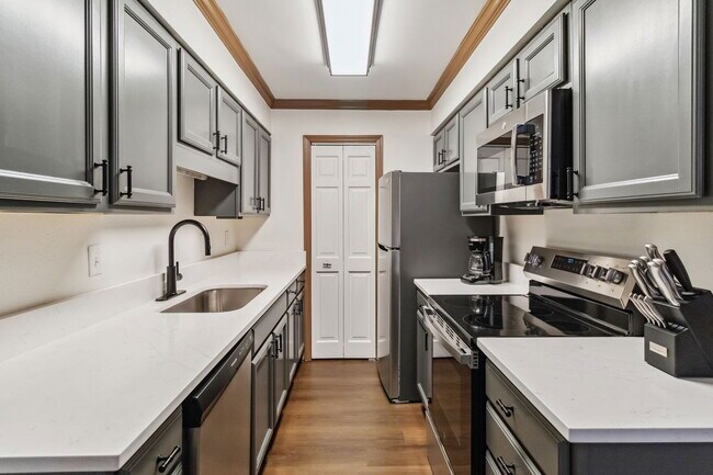 Building Photo - 906 Chapel Creek Dr