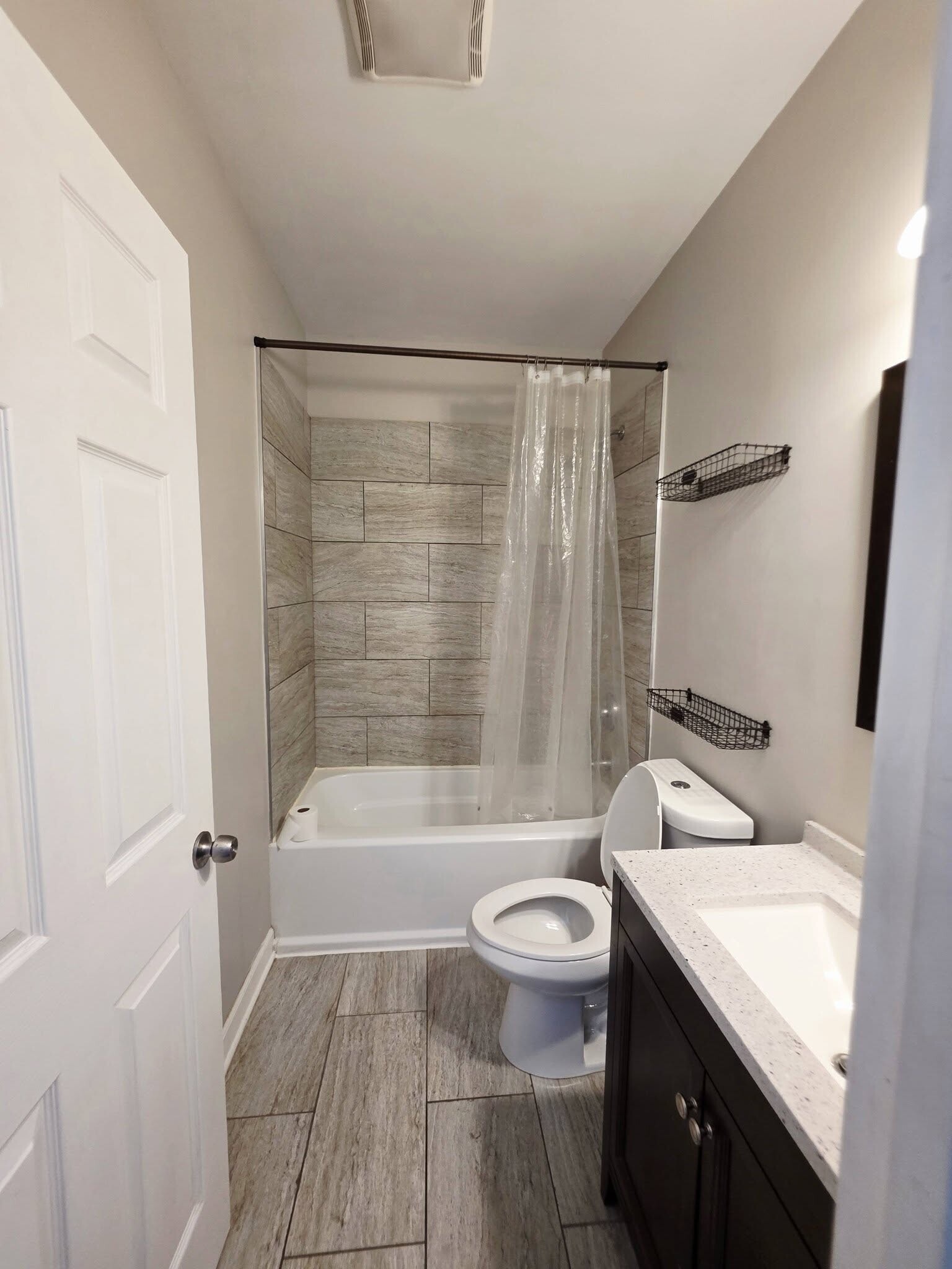 Bathroom with tub and shower - 3449 W Fulton Blvd