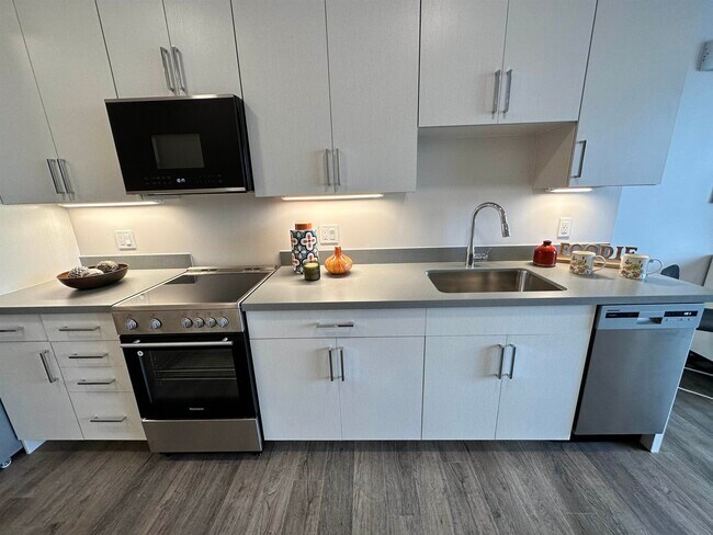 Building Photo - 409 Elm St