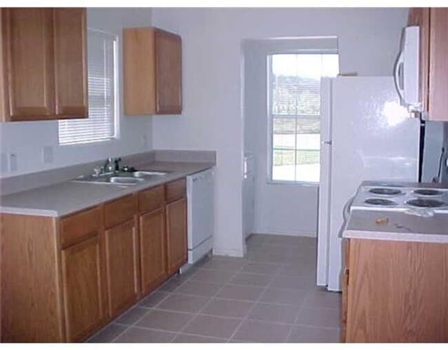 Building Photo - THREE BEDROOMS THREE BATHS, FENCED BACKYARD SUPER PRICE!