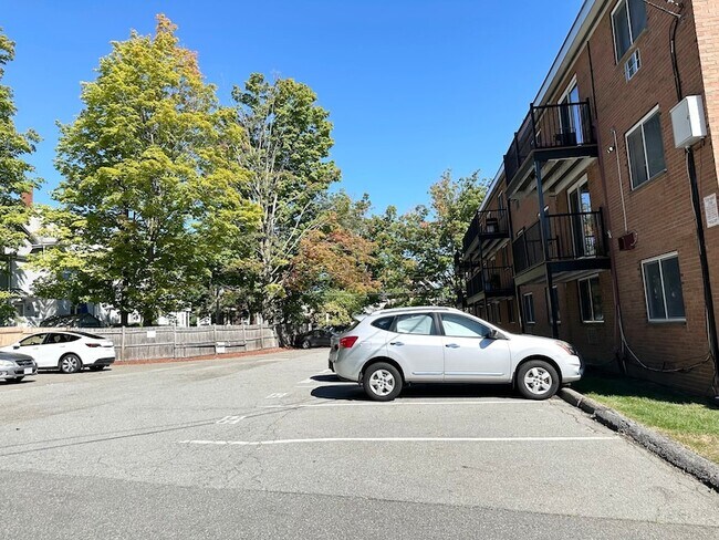 Building Photo - 95 Maple St