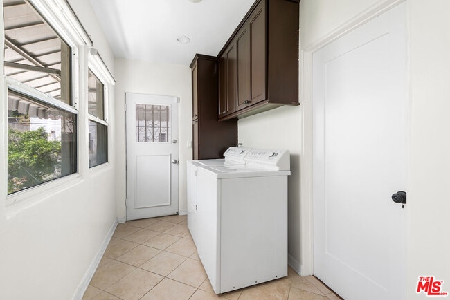 Building Photo - 119 N Orange Dr