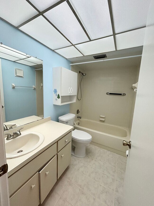 Building Photo - 2 Bedroom Villa with Screened in Patio!