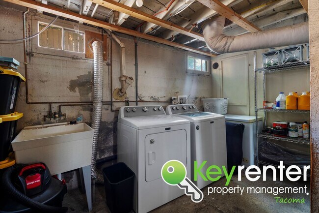 Building Photo - Remodeled Tacoma Gem with Private Yard, Ga...