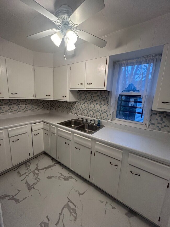 Building Photo - Charming 3-Bedroom Property in Prime Location