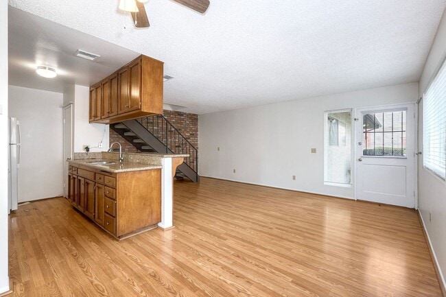 Building Photo - Santee Townhome Two Weeks FREE  2/1 Prime Location