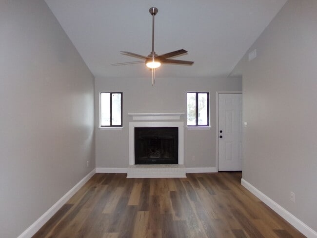 Building Photo - Modern Duplex