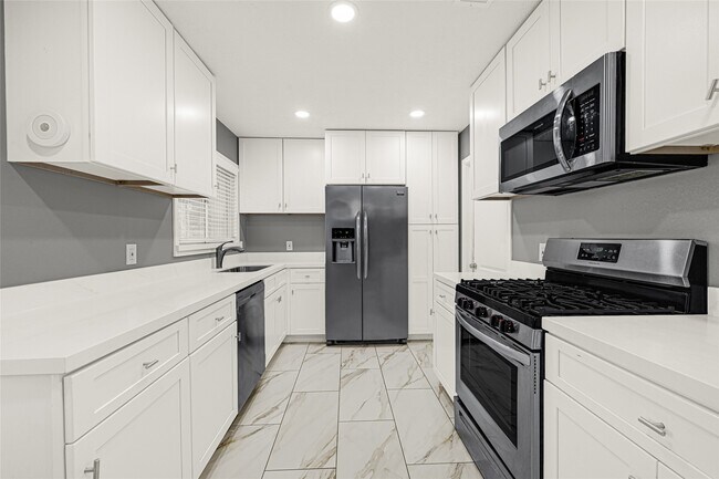 Building Photo - 1853 Huge Oaks St